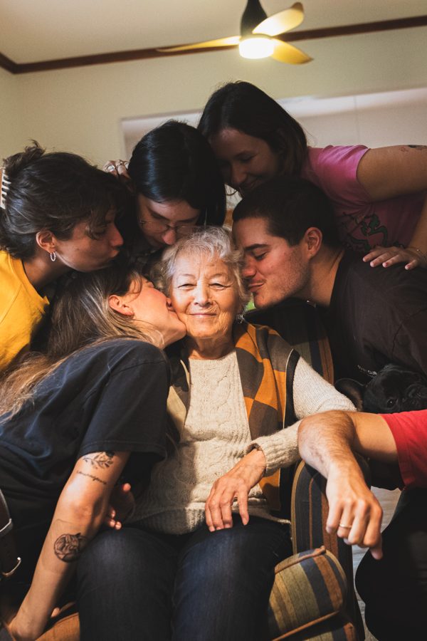 Une famille embrasse sa grand-mère