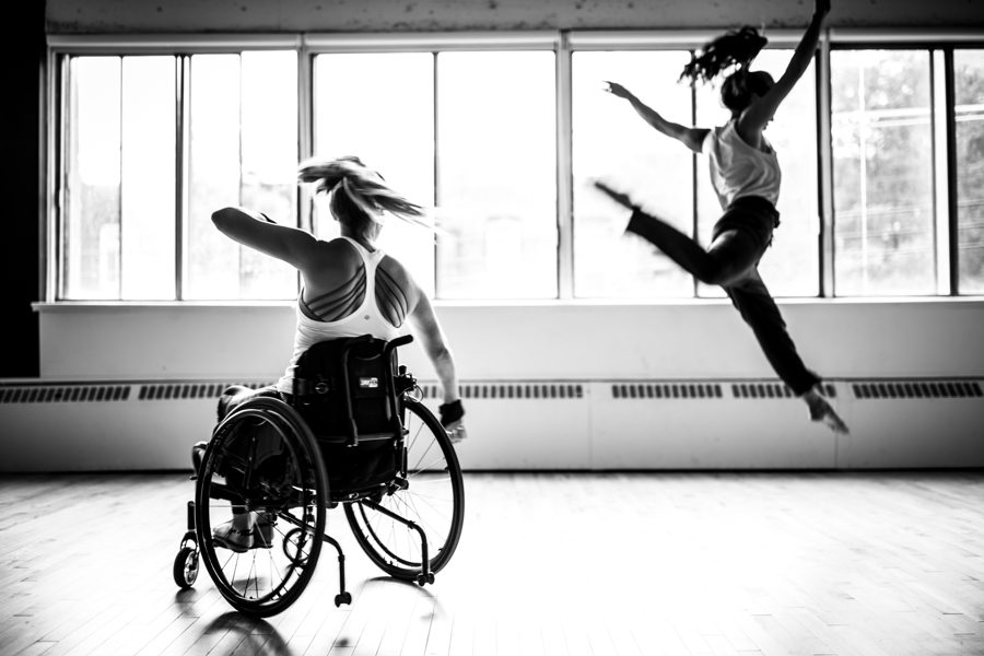Deux danseurs, dont un en fauteuil roulant